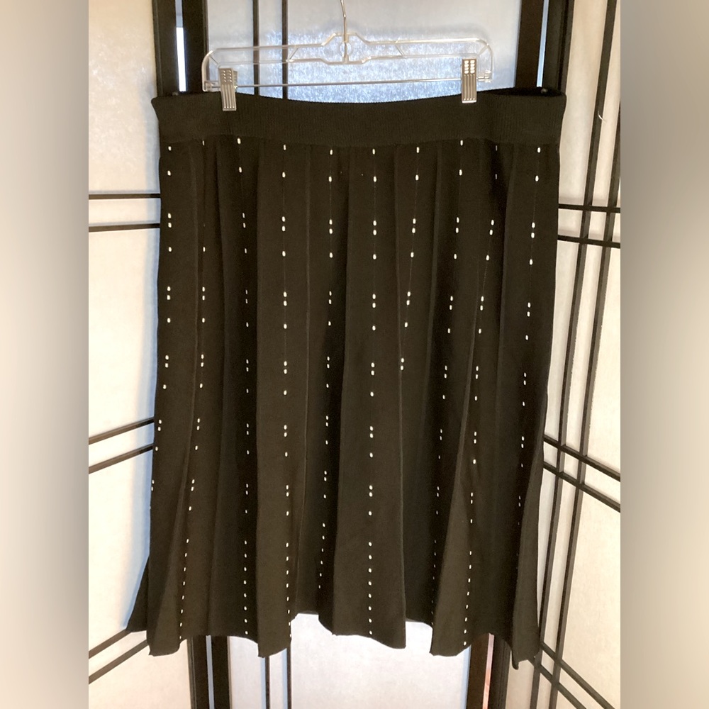 2X BLACK PLEADED H&M SKIRT WITH WHITE SPECKS